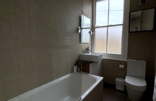 Richmond-upon-Thames Apartment | Resplendent Riverside Residence | 3 Bed | Fulham