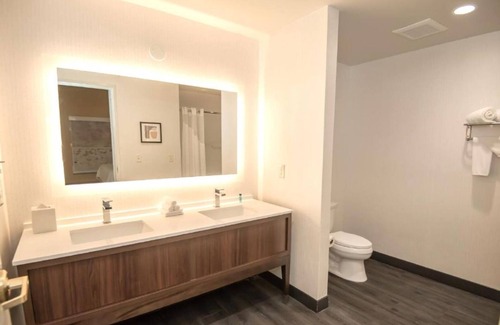 Oakland House | Rest and Recharge in Comfort !