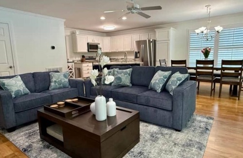 New London House | Rest at Badin Lake