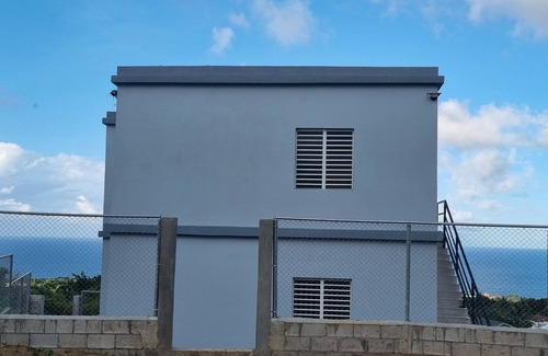 Ottleyʼs Apartment | Rest Easy Suite #1 with Mountain and Sea Views