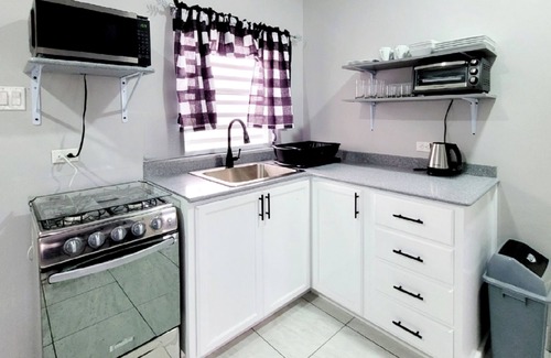 Ottleyʼs Apartment | Rest Easy Suite #3 with Mountain and Sea Views
