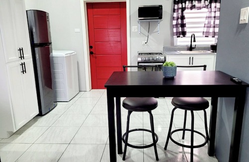 Ottleyʼs Apartment | Rest Easy Suite #3 with Mountain and Sea Views
