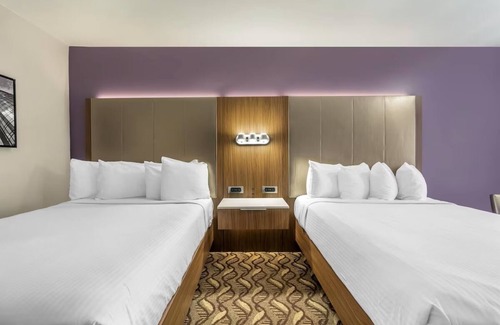 Inglewood Hotel | Rest Easy With Mood Lighting in Cozy Room Near Santa Monica Beach