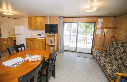 Richmond Cabin | Rest Haven, a 2BR lakefront cabin near the beach at Riverside Resort