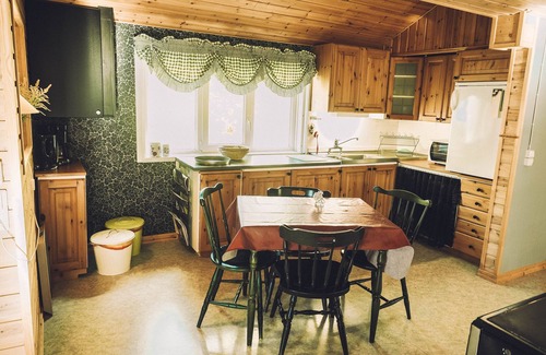 Tibro House | Rest u. Idyll, beautiful large garden, surrounded by forest, close to the lake