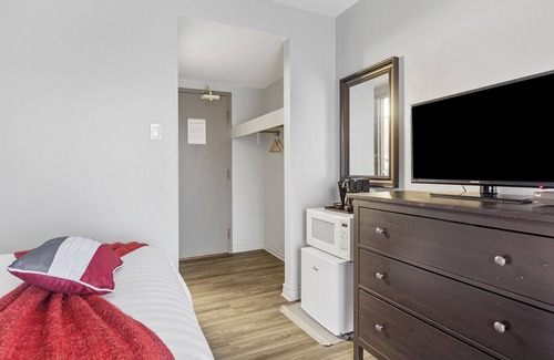 Casselman Hotel | Restauparc Motel - Double Bed Size with Kitchenette & Desk & Private