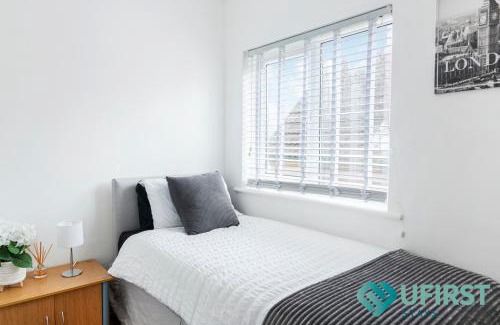 Woodthorpe House | Restful 3BR House - Hot Tub - Near Castle, QMC - City Centre & Trent Bridge - Free WiFi & Parking - Sleeps 6