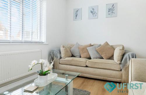 Woodthorpe House | Restful 3BR House - Hot Tub - Near Castle, QMC - City Centre & Trent Bridge - Free WiFi & Parking - Sleeps 6