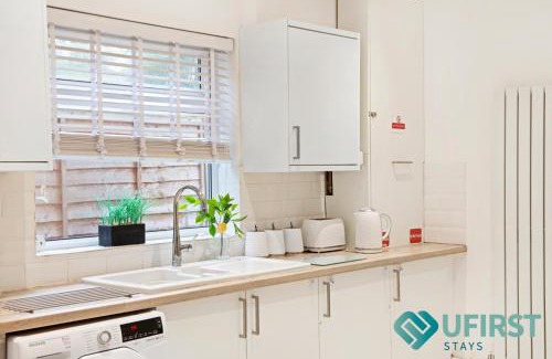 Woodthorpe House | Restful 3BR House - Hot Tub - Near Castle, QMC - City Centre & Trent Bridge - Free WiFi & Parking - Sleeps 6