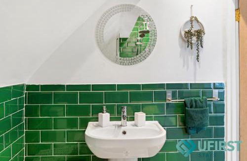 Woodthorpe House | Restful 3BR House - Hot Tub - Near Castle, QMC - City Centre & Trent Bridge - Free WiFi & Parking - Sleeps 6