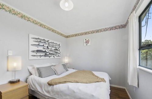 Waikanae House | Restful on Rutherford - Waikanae Beach Holiday Home