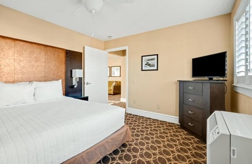 Corte Madera Hotel | Restful Suite | Kitchen | Outdoor Pool | Free Parking | Courtyard | BBQ Area