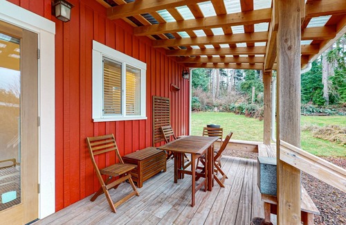 Langley Apartment | Restorative tiny home with amazing outdoor space, central location, and free Wif