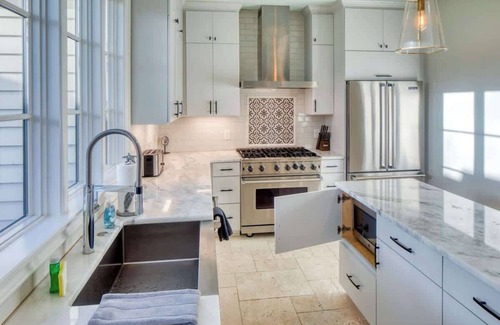 Hitch Village - Fred Wessels Homes Villa | Restored 1800's Home with Courtyard & Parking - Steps to River Street