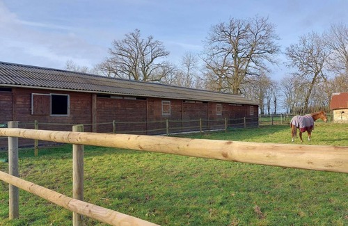 La Ferte-en-Ouche Cottage | Restored country house with pets allowed and WiFi in tranquil equestrian setting