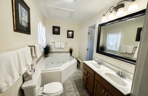 Elkton House | Restored Victorian farmhouse comfort meets luxury - hot tub, fire pit, gameroom