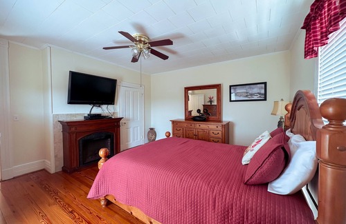 Elkton House | Restored Victorian farmhouse comfort meets luxury - hot tub, fire pit, gameroom