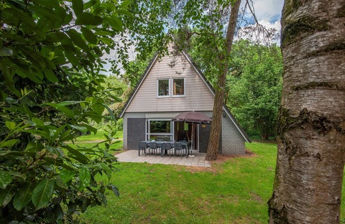 Municipality of Oosterhout House | Restyled holiday home with dishwasher in the woods