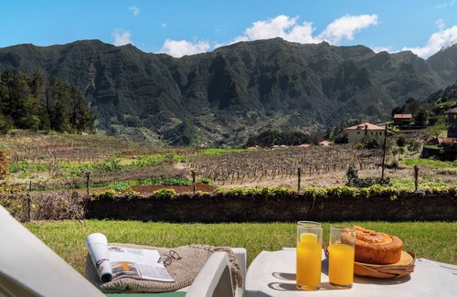 Sao Vicente House | Retiro do Artista - art and views over the valley