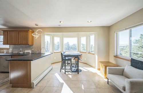 Castle Rock House | Retreat 7BR 8BD 6BA Sleep11 Accessible CamperParking Shop Golf