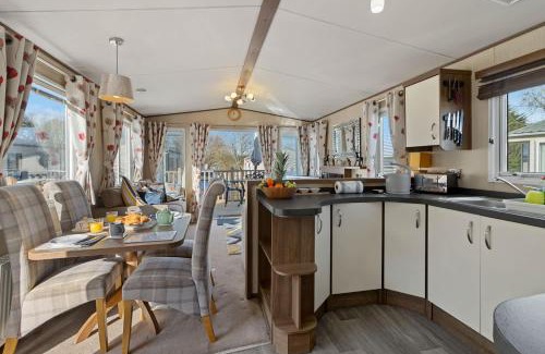 Cheriton Bishop Ski Chalet | Retreat at the Lake - Fishing Lakes, Heated Outdoor Swimming Pool 500yrds on Sister Park , Pool Open April to September