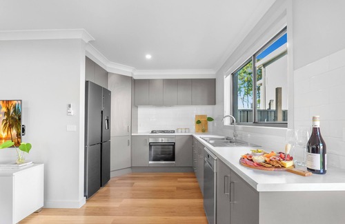 South Nowra House | Retreat at Woodland – Entertainers Delight with Spa, Pizza Oven & Cozy Fire Pit