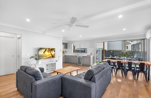 South Nowra House | Retreat at Woodland – Entertainers Delight with Spa, Pizza Oven & Cozy Fire Pit
