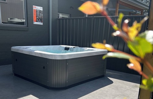 South Nowra House | Retreat at Woodland – Entertainers Delight with Spa, Pizza Oven & Cozy Fire Pit