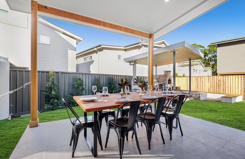 South Nowra House | Retreat at Woodland – Entertainers Delight with Spa, Pizza Oven & Cozy Fire Pit