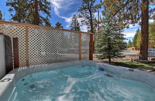 Big Bear Lake Villa | Retreat Big Bear Living w/Hottub /Patio n Balcony