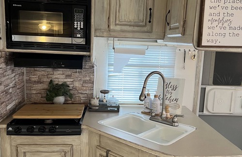 Canyon Lake Cabin | Retreat by the Creek, 2m from Whitewater, Hot tub, fire pit, River access!