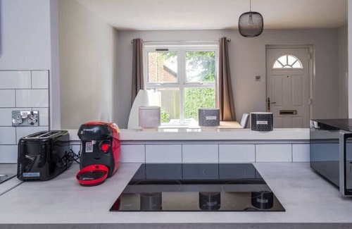 Woking Apartment | Retreat for Two Nr Goldsworth Park Lake Surrey