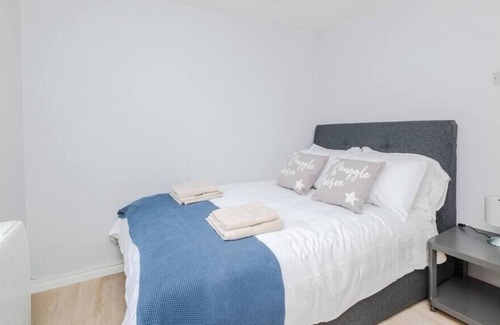 Woking Apartment | Retreat for Two Nr Goldsworth Park Lake Surrey