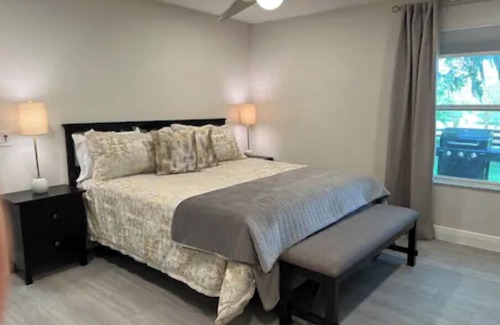Lake Sumter Landing Cottage | Retreat Oasis in The Villages