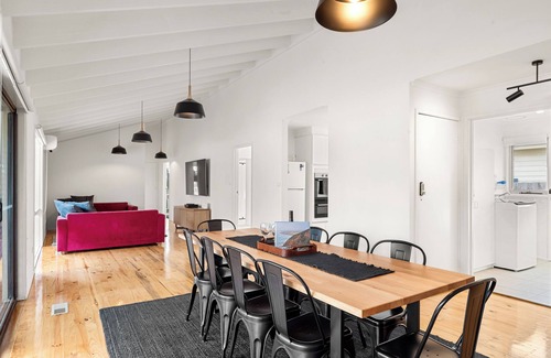 Ventnor House | Retreat on Red Rocks, close to beaches, GP track and Penguins.