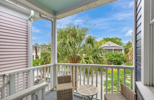 Cannonborough Elliotborough Apartment | Retreat on Spring, Unit B
