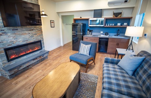 Mammoth Lakes Hotel | Retreat Steps From Devils Postpile & Trails Near Mammoth Mountain Skiing