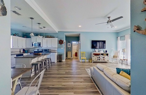 Crystal Beach House | Retreat | Steps to Beach | Large Deck | Sleeps 12