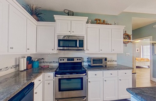 Crystal Beach House | Retreat | Steps to Beach | Large Deck | Sleeps 12