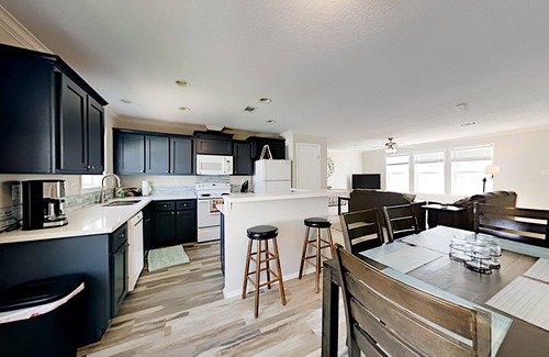 Crystal Beach House | Retreat | Steps to Beach | Dog Haven