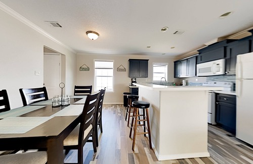 Crystal Beach House | Retreat | Steps to Beach | Dog Haven