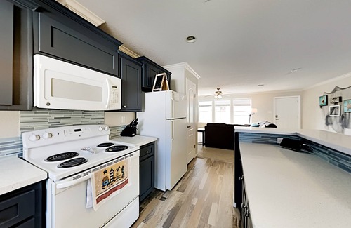 Crystal Beach House | Retreat | Steps to Beach | Dog Haven