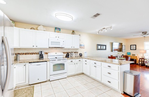 Crystal Beach House | Retreat | Steps to Beach | Group Ready | Sleeps 8