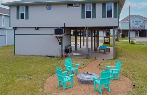 Port Bolivar House | Retreat | Steps to Beach | Firepit | Family Fun