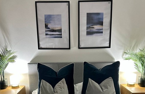 East Acton House | Retreat to a Stylish Ensuite in London