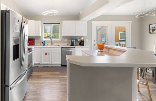 Sand Lake House | Retreat to Hidden Gem near the Airport & Kincaid Park - Modern and spacious