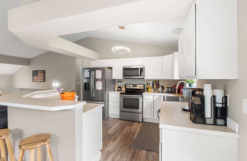 Sand Lake House | Retreat to Hidden Gem near the Airport & Kincaid Park - Modern and spacious