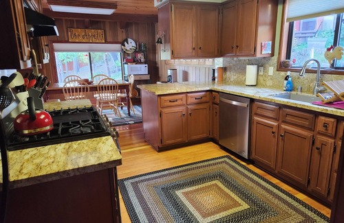Mi-Wuk Village Cabin | Retreat to this 4/2 Mi-Wuk Village Residence Awesome Window Views