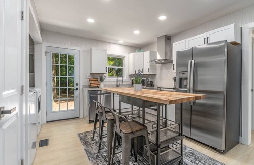 Raleigh House | Retreat to your own Refuge w/towering pines & oaks w/firepit close to everything