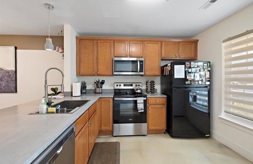 North Charleston House | Retreat Townhome in N. Charleston - 2 Suites/ 15min Airport/25min Downtown